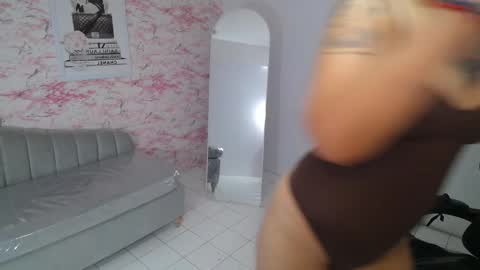 Snapshot of zarcasutra_t chatting on 01/11/26, 12:43 Isabella online show from 01/11/26, 12:43