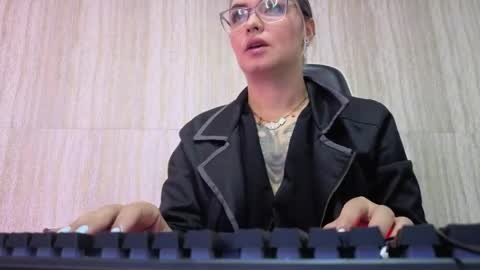 Snapshot of zarcasutra_t chatting on 04/11/26, 12:53 Isabella online show from 04/11/26, 12:53