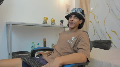 Snapshot of zayn_fox32 chatting on 03/26/26, 07:30 Zayn online show from 03/26/26, 07:30