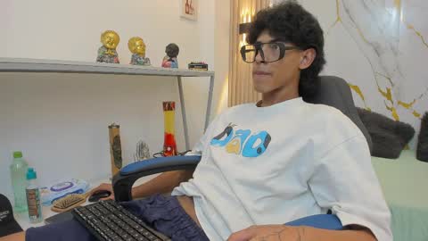 Snapshot of zayn_fox32 chatting on 04/13/26, 07:19 Zayn online show from 04/13/26, 07:19