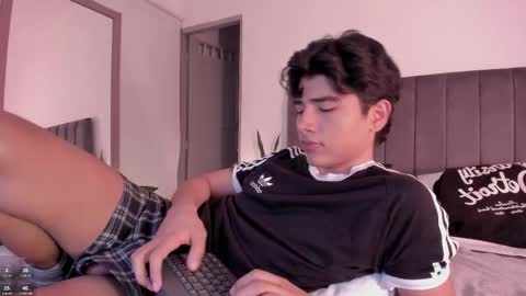 Snapshot of zayotto chatting on 01/09/26, 05:43 Hii im Zay. I save money for education. PVT Open. online show from 01/09/26, 05:43