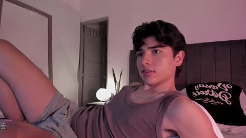 Snapshot of zayotto chatting on 01/19/26, 06:06 Hii im Zay. I save money for education. PVT Open. online show from 01/19/26, 06:06