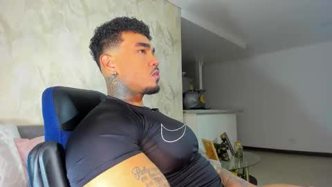Snapshot of zeus_strong93 chatting on 11/14/25, 02:54 zeus strong online show from 11/14/25, 02:54