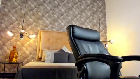 Snapshot of zeusjeff chatting on 12/08/24, 05:33 zeus online show from 12/08/24, 05:33