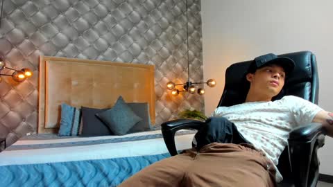 Snapshot of zeusjeff chatting on 12/19/24, 06:34 zeus online show from 12/19/24, 06:34