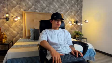 Snapshot of zeusjeff chatting on 12/22/24, 06:04 zeus online show from 12/22/24, 06:04