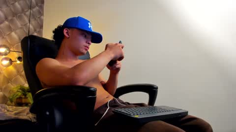 Snapshot of zeusjeff chatting on 12/28/24, 09:51 zeus online show from 12/28/24, 09:51