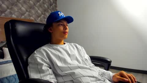 Snapshot of zeusjeff chatting on 12/30/24, 07:00 zeus online show from 12/30/24, 07:00