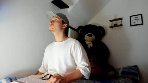 Snapshot of zeusjeff chatting on 10/25/25, 07:08 zeus online show from 10/25/25, 07:08