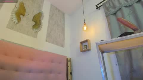 Snapshot of zhamira_21 chatting on 10/18/25, 12:13 ZHAMIRA ANDRES online show from 10/18/25, 12:13