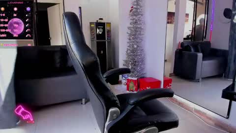 zhoestrong online show from 12/12/24, 09:37