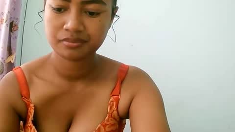 Snapshot of zina479102 chatting on 04/25/26, 05:10 elly online show from 04/25/26, 05:10