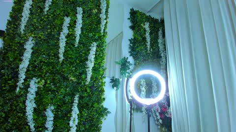 Snapshot of zinasquirts chatting on 12/25/24, 12:48 Galli online show from 12/25/24, 12:48