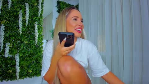 Snapshot of zinasquirts chatting on 10/08/25, 04:04 Galli online show from 10/08/25, 04:04