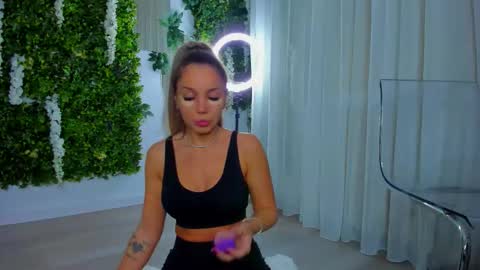 Snapshot of zinasquirts chatting on 10/19/25, 07:25 Galli online show from 10/19/25, 07:25