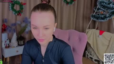 Snapshot of zlata__fox chatting on 12/14/25, 09:03 Zlata Mon Tue Thu Fri Sun Sa GMT 3 0000pm - 0600pm online show from 12/14/25, 09:03