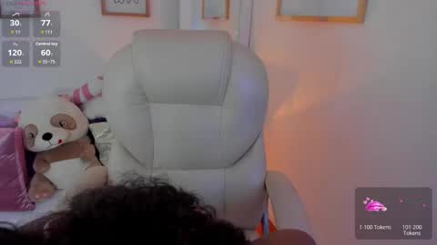 Snapshot of zobe_love chatting on 12/15/25, 05:17 Zobe Love online show from 12/15/25, 05:17