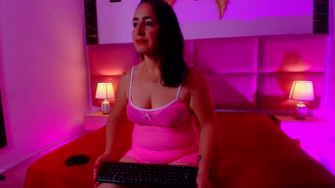 Snapshot of zoe_aitanaa chatting on 11/13/25, 11:42 zoe_aitanaa online show from 11/13/25, 11:42