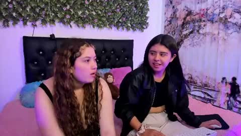 Snapshot of zoe_and_valeria chatting on 06/11/26, 02:15 Zoe And Valeria online show from 06/11/26, 02:15