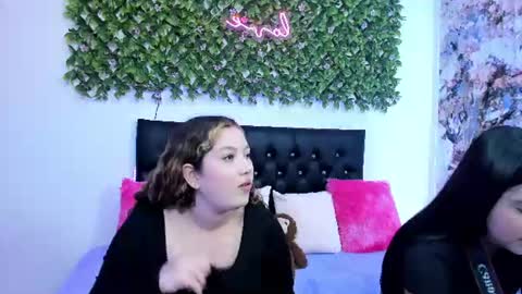 Snapshot of zoe_and_valeria chatting on 06/22/26, 06:49 Zoe And Valeria online show from 06/22/26, 06:49