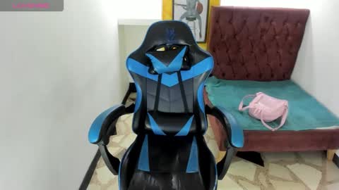 Snapshot of zoe_connor19 chatting on 12/01/25, 07:52 Z O E online show from 12/01/25, 07:52