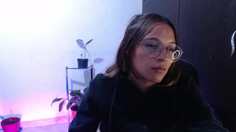 Snapshot of zoe_khall chatting on 11/28/25, 02:58 ZOE online show from 11/28/25, 02:58