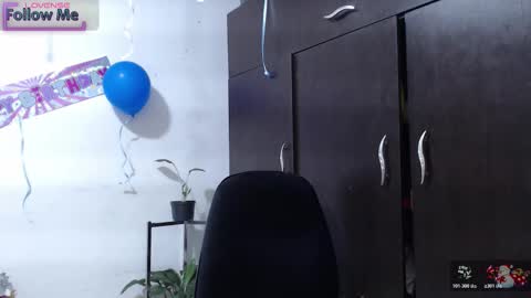 Snapshot of zoe_khall chatting on 12/17/25, 03:01 ZOE online show from 12/17/25, 03:01