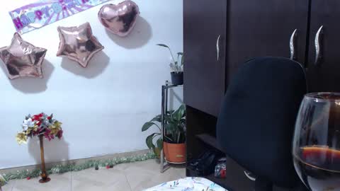 Snapshot of zoe_khall chatting on 12/23/25, 04:54 ZOE online show from 12/23/25, 04:54