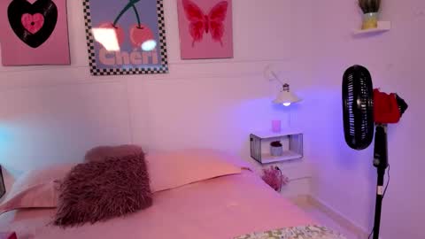 Snapshot of zoe_lynch_ chatting on 12/15/25, 11:47 Zoe Lynch online show from 12/15/25, 11:47