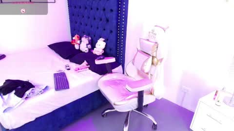 Snapshot of zoe_m00n chatting on 05/16/26, 07:45 zoe online show from 05/16/26, 07:45