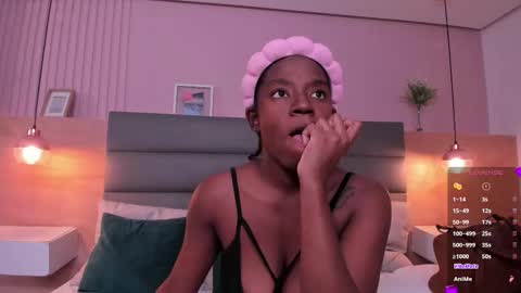 Snapshot of zoe_novakk chatting on 11/17/25, 08:25 Zoe Novakk online show from 11/17/25, 08:25