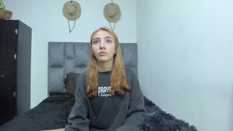 Snapshot of zoe_painn chatting on 09/21/25, 10:44 She Zoe He Painn online show from 09/21/25, 10:44