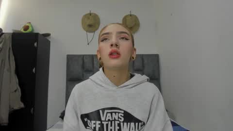 Snapshot of zoe_painn chatting on 10/06/25, 08:39 She Zoe He Painn online show from 10/06/25, 08:39