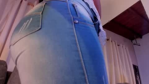 Snapshot of zoe_roux210949 chatting on 10/25/25, 06:32 Zoe online show from 10/25/25, 06:32