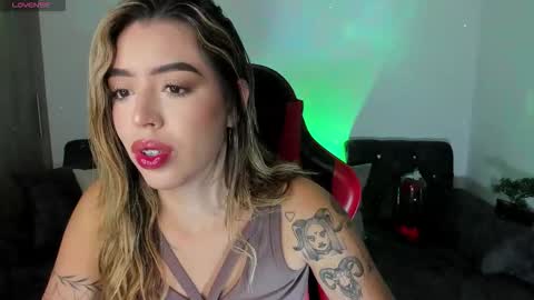 Snapshot of zoee_jackson chatting on 11/15/25, 08:22 zoee jackson online show from 11/15/25, 08:22