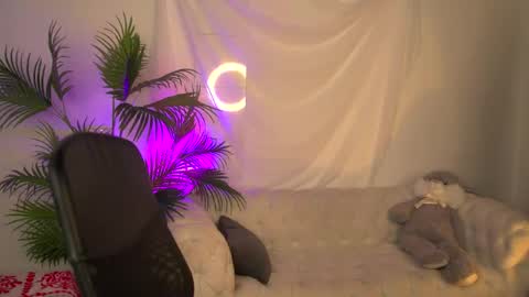 Snapshot of zoeford_ chatting on 04/12/26, 04:50 ZOE online show from 04/12/26, 04:50