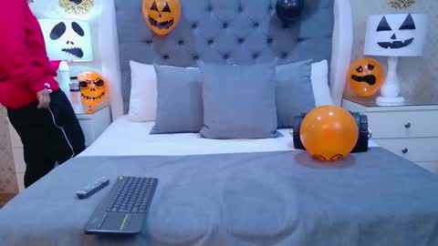 Zoe Krug online show from 10/15/25, 11:32