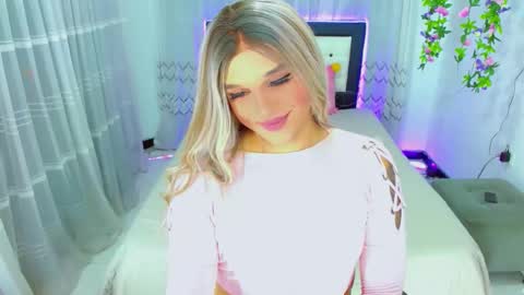 Snapshot of zoeschmmit chatting on 05/19/26, 01:00 zoeschmmit online show from 05/19/26, 01:00