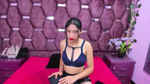 Snapshot of zoesmiitt chatting on 05/27/26, 12:24 zoesmiitt online show from 05/27/26, 12:24