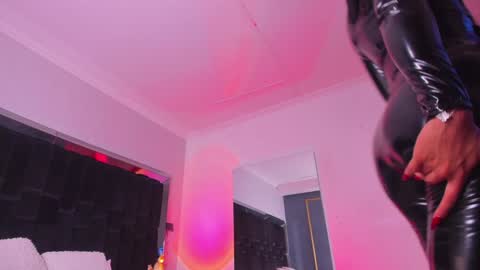 zoevidal_ online show from 01/06/25, 05:59