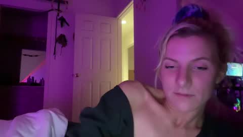 Snapshot of zoeydanner chatting on 12/20/24, 01:58 Zoeydanner online show from 12/20/24, 01:58