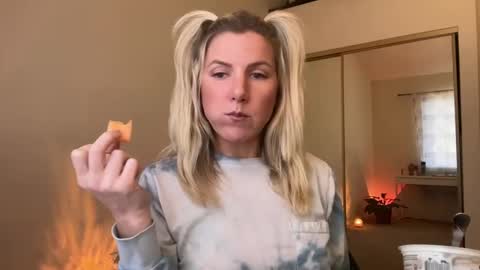 Snapshot of zoeydanner chatting on 01/21/25, 07:06 Zoeydanner online show from 01/21/25, 07:06