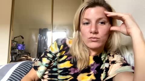 Snapshot of zoeydanner chatting on 01/22/25, 05:17 Zoeydanner online show from 01/22/25, 05:17