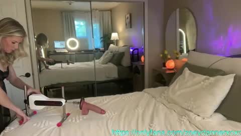 Snapshot of zoeydanner chatting on 10/22/25, 11:15 Zoeydanner online show from 10/22/25, 11:15