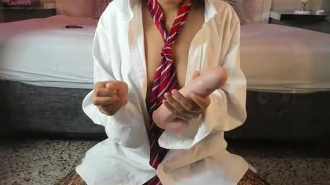 Snapshot of zoeysnow chatting on 11/07/25, 12:05 Z O E online show from 11/07/25, 12:05