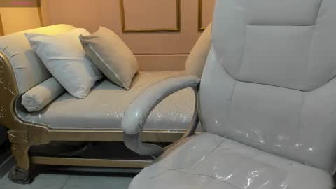 Snapshot of zoeysnow chatting on 11/28/25, 12:08 Z O E online show from 11/28/25, 12:08