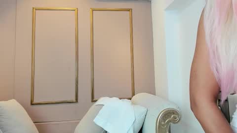 Snapshot of zoeysnow chatting on 11/30/25, 12:42 Z O E online show from 11/30/25, 12:42