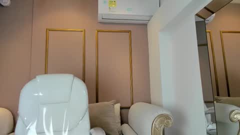 Snapshot of zoeysnow chatting on 12/05/25, 11:52 Z O E online show from 12/05/25, 11:52