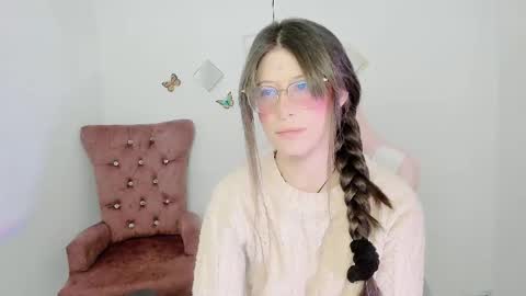 Snapshot of zooeybelair chatting on 11/06/25, 01:34 Alicie online show from 11/06/25, 01:34