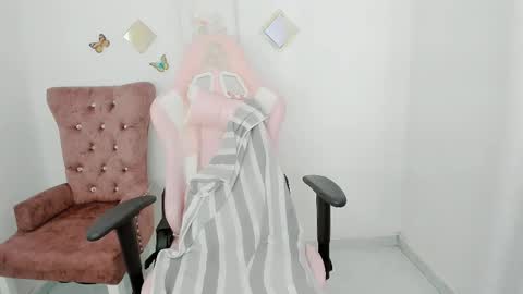 Snapshot of zooeybelair chatting on 11/18/25, 04:22 Alicie online show from 11/18/25, 04:22